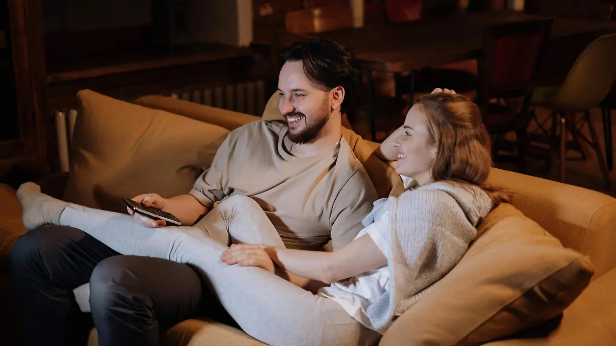 pareja viendo pelis